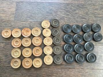 Oude houten damschijven beschikbaar voor biedingen