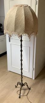 Vintage vloerlamp met grote kap en bronzen poot, Huis en Inrichting, Lampen | Vloerlampen, Ophalen, Gebruikt, Overige materialen