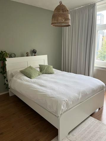 Compleet IKEA bed 140x200 + hoofdbord met opbergruimte beschikbaar voor biedingen