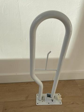 Toilet wandbeugel met WC rol houder beschikbaar voor biedingen