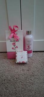 Rozen bad- en body set - Nieuw!, Ophalen of Verzenden, Nieuw, Bodylotion, Crème of Olie
