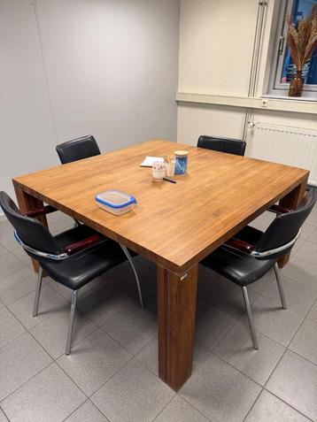 Houten tafel 140 x 140 x 76 cm beschikbaar voor biedingen