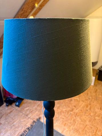 Staande lamp met groene kap beschikbaar voor biedingen