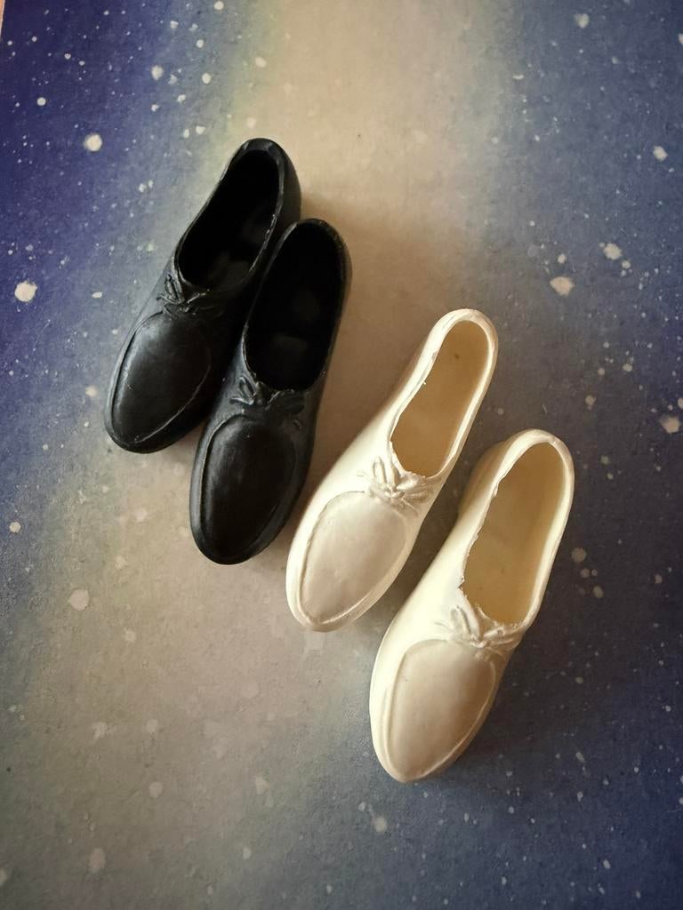 Barbie vintage Ken schoenen 1 paar alleen de wiite nog., Ophalen of Verzenden, Zo goed als nieuw, Kleertjes