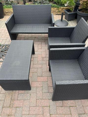 Tuinsetje/2 hockers /4 tafeltjes beschikbaar voor biedingen