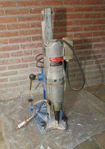 Milwaukee  diamantboormachine op statief. Met waterkoeling beschikbaar voor biedingen