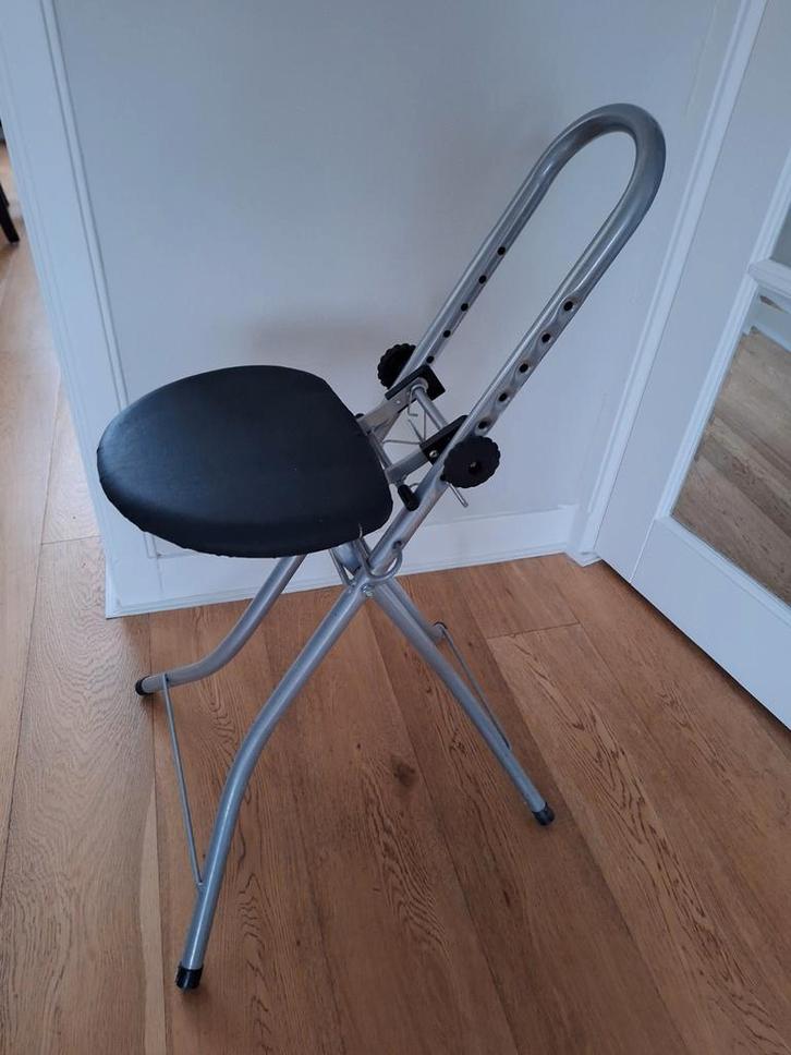 Inklapbare Strijkstoel - Ruimtebesparend!, Huis en Inrichting, Stoelen, Gebruikt, Eén, Kunststof, Metaal, Zwart, Ophalen of Verzenden