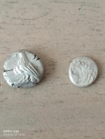 2 antieke zilveren Griekse munten beschikbaar voor biedingen