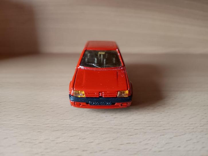 Peugeot 205 rood schaalmodel 1:43 Solido, Hobby en Vrije tijd, Modelauto's | 1:43, Zo goed als nieuw, Auto, Solido, Ophalen of Verzenden