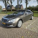 Mercedes-Benz S-Klasse 5.5 S500 AUT 2006 Grijs, Auto's, Mercedes-Benz, Achterwielaandrijving, 8 cilinders, 109 €/maand, Leder