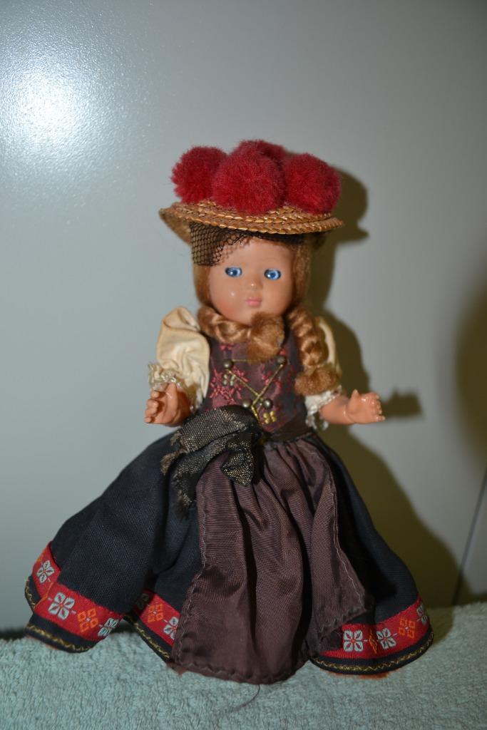 Celluloid klederdracht popje met originele kleding NR 4918, Verzamelen, Poppen, Zo goed als nieuw, Pop, Ophalen of Verzenden