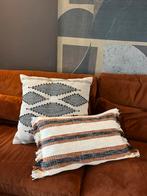 Twee decoratieve kussens, Ophalen, Zo goed als nieuw, Beige, Rechthoekig