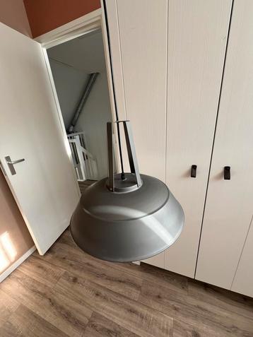 Grijze hanglamp beschikbaar voor biedingen