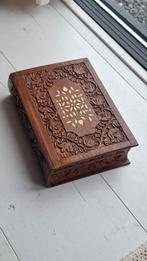 Houten vintage gesneden (bijbel)kistje in vorm van een boek, Antiek en Kunst, Ophalen of Verzenden