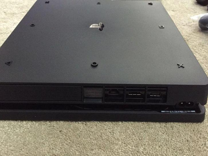 Sony Playstation 4 slim 1Tb, Spelcomputers en Games, Spelcomputers | Sony PlayStation 4, Zo goed als nieuw, Slim, Zonder controller