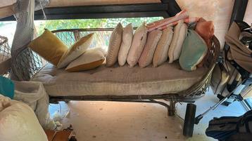 Rieten bankje met matras beschikbaar voor biedingen