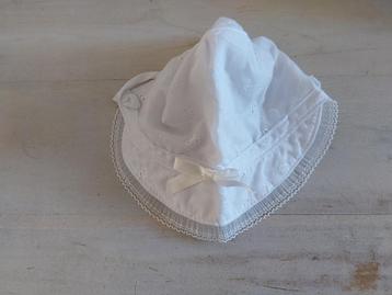 Wit baby zomer hoedje  maat 42 beschikbaar voor biedingen