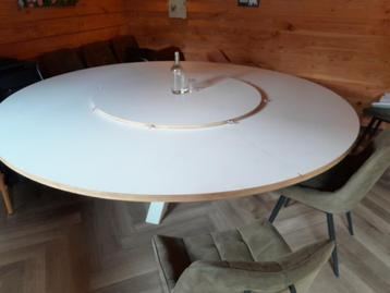 Ronde tafel met draaiplateau beschikbaar voor biedingen