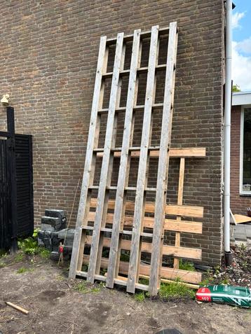 Pallet gratis af te halen beschikbaar voor biedingen
