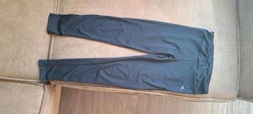 Lange turnbroek beschikbaar voor biedingen