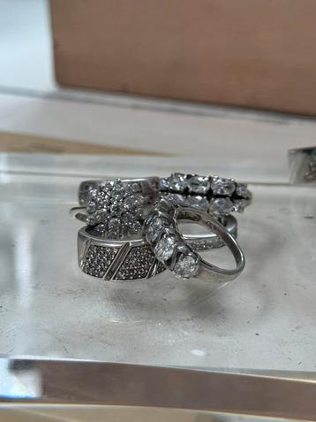Lot Zilveren ringen met strass en lab diamanten beschikbaar voor biedingen