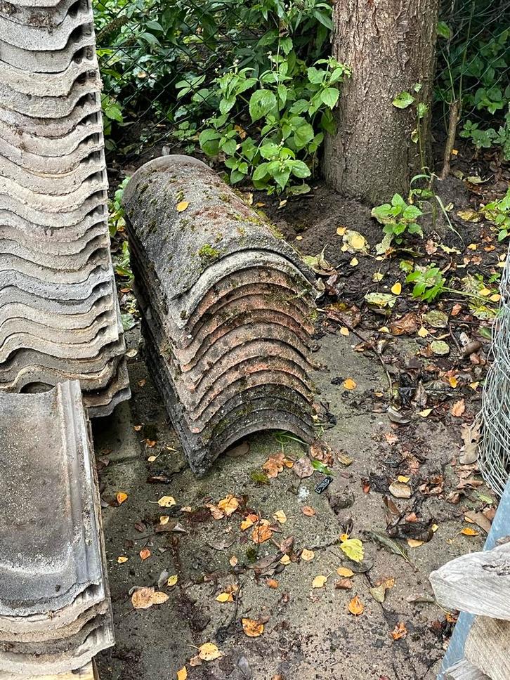 Gebruikte Nokvorsten (circa 35) en 6 gevelpannen, Doe-het-zelf en Verbouw, Dakpannen en Dakbedekking, Gebruikt, Dakpannen, Steen of Klei