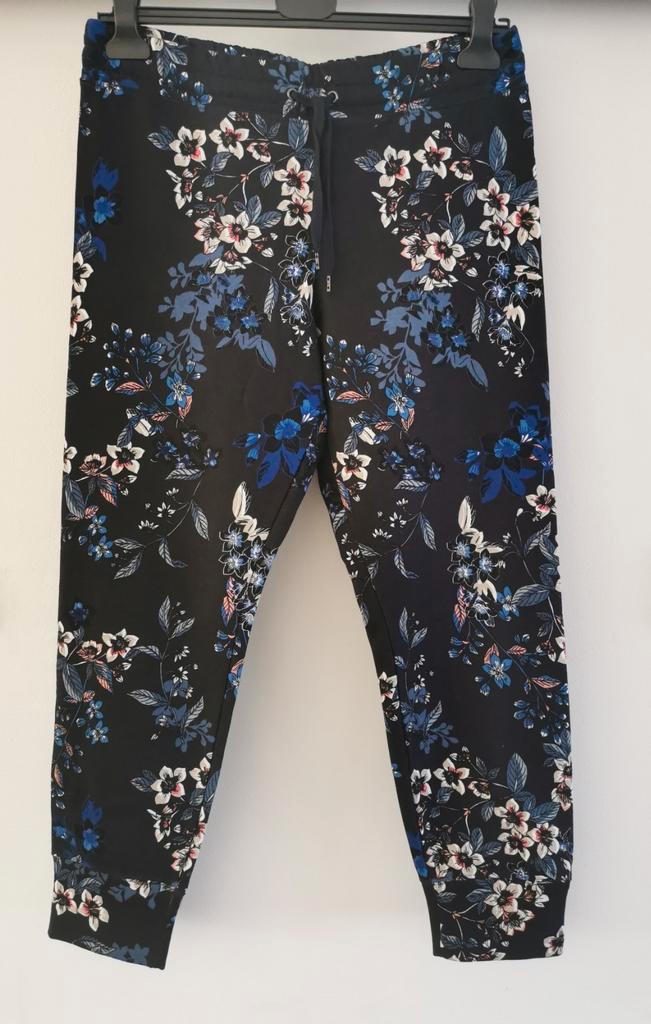 H&M broek met bloemenprint mt. M, Kleding | Dames, Broeken en Pantalons, Nieuw, Maat 38/40 (M), Overige kleuren, Lang, Verzenden