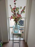 Tafel met prachtige vaas met kunstbloemen, Ophalen of Verzenden, Zo goed als nieuw