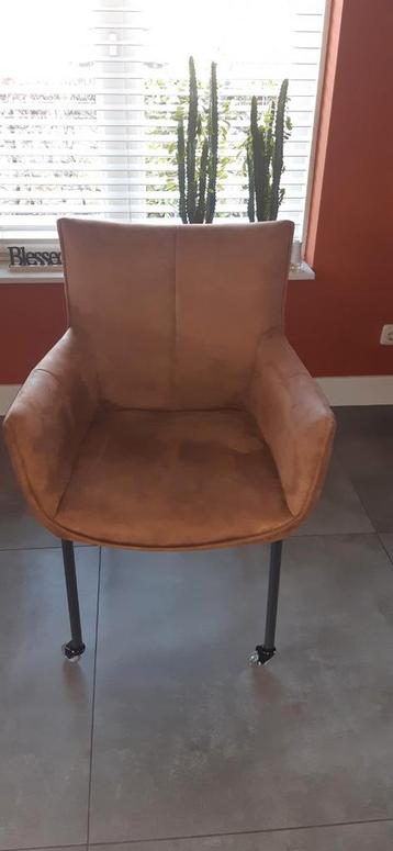 Gratis 2 stoelen met wieltjes beschikbaar voor biedingen