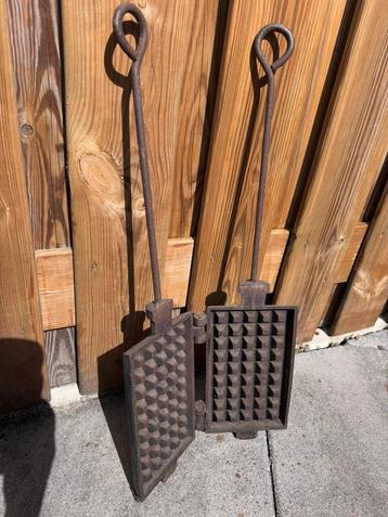 Antiek wafelijzer beschikbaar voor biedingen