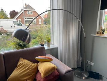 Grote Vloerlamp met Sierlijke Bol beschikbaar voor biedingen