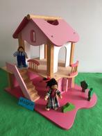 Houten huisje met 2 popjes, Kinderen en Baby's, Speelgoed | Houten speelgoed, Overige typen, Ophalen of Verzenden, Zo goed als nieuw