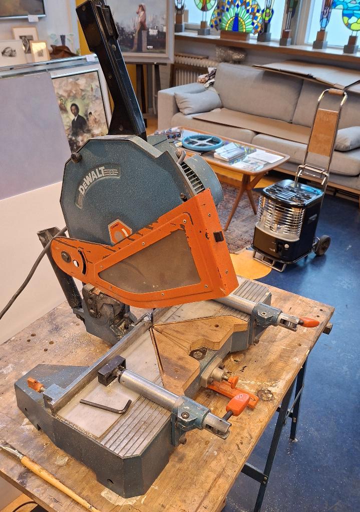 Afkortzaag Dewalt, Doe-het-zelf en Verbouw, Gereedschap | Zaagmachines, Zo goed als nieuw, Afkortzaag, 1200 watt of meer, 30 tot 70 mm