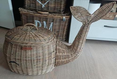 Riviera maison rattan decoratie walvis mand, Huis en Inrichting, Woonaccessoires | Schalen en Manden, Zo goed als nieuw, Mand