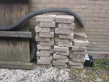 BISSCHOPMUTSEN of DRIEHOEK STENEN. beschikbaar voor biedingen