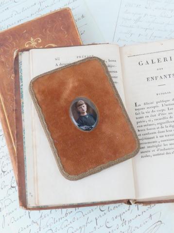 Oud fluwelen lijstje met fotomedaillon “Meisje” beschikbaar voor biedingen