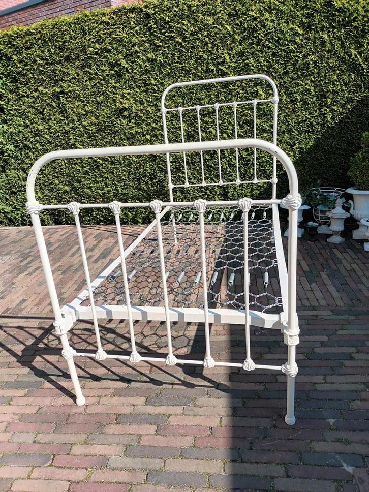Oud spijlenbed., Antiek en Kunst, Antiek | Meubels | Bedden, Ophalen of Verzenden