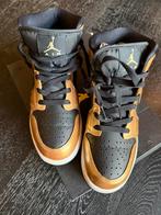 Air jordan 1 mid SE (GS) metallic/gold/black, Ophalen of Verzenden, Zo goed als nieuw, Jongen of Meisje, Schoenen