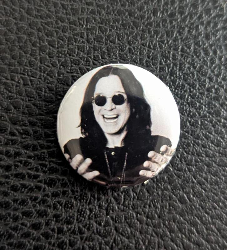 Ozzy Osbourne button – 25mm button / speld / pin, Verzamelen, Speldjes, Pins en Buttons, Nieuw, Button, Overige onderwerpen, Verzenden