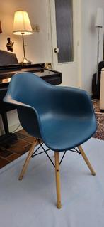 ~ Vitra Eames Design Armchair ~ Celeste Blauw, Huis en Inrichting, Stoelen, Ophalen, Zo goed als nieuw, Blauw, Eén
