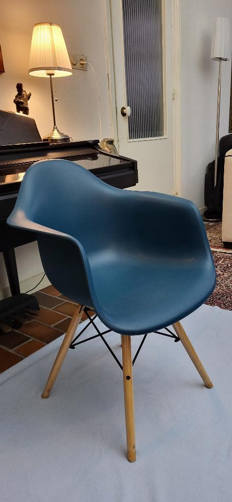~ Vitra Eames Design Armchair ~ Celeste Blauw, Huis en Inrichting, Stoelen, Zo goed als nieuw, Eén, Blauw, Ophalen