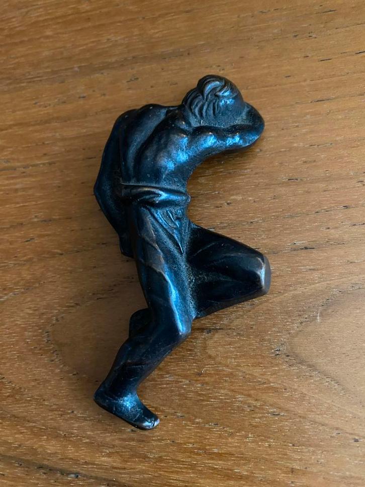 Bronzen beeld van liggende man - 10 cm., Antiek en Kunst, Antiek | Koper en Brons, Ophalen of Verzenden