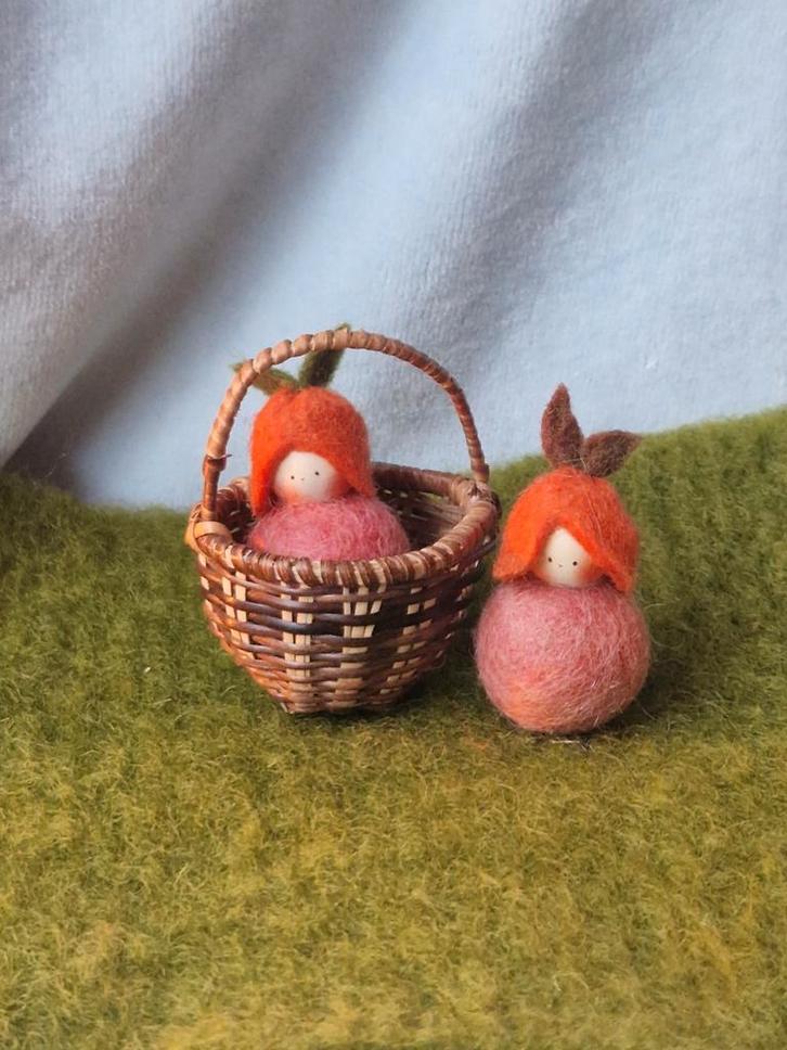 Rozenbottel popje seizoenstafel Vrije School herfst, Hobby en Vrije tijd, Vilt, Nieuw, Figuurtje(s), Wolvilt, Verzenden