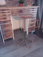 Antieke industriele kruk, Ophalen