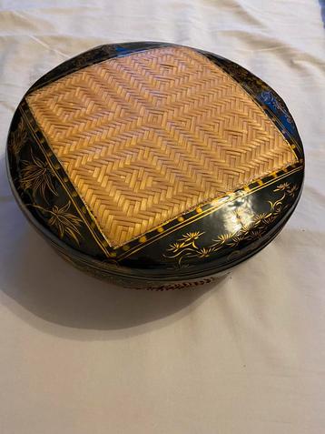 CHINESE RIETEN MAND MET GOUDEN BLOEMMOTIEF OP ZWARTE LAK. beschikbaar voor biedingen