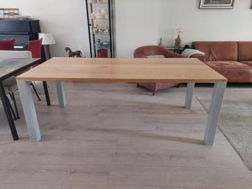 Handgemaakte eettafel beschikbaar voor biedingen