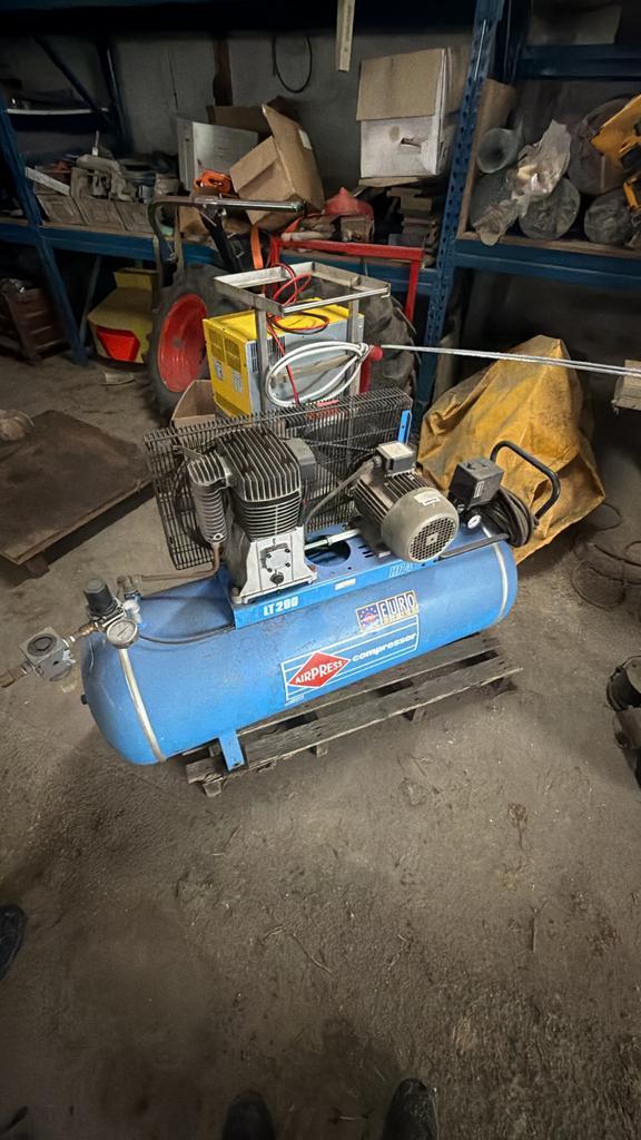 Compressor - Krachtige luchtcompressor voor diverse toepassi, Doe-het-zelf en Verbouw, Compressors, Gebruikt, 10 bar of meer, 100 liter of meer