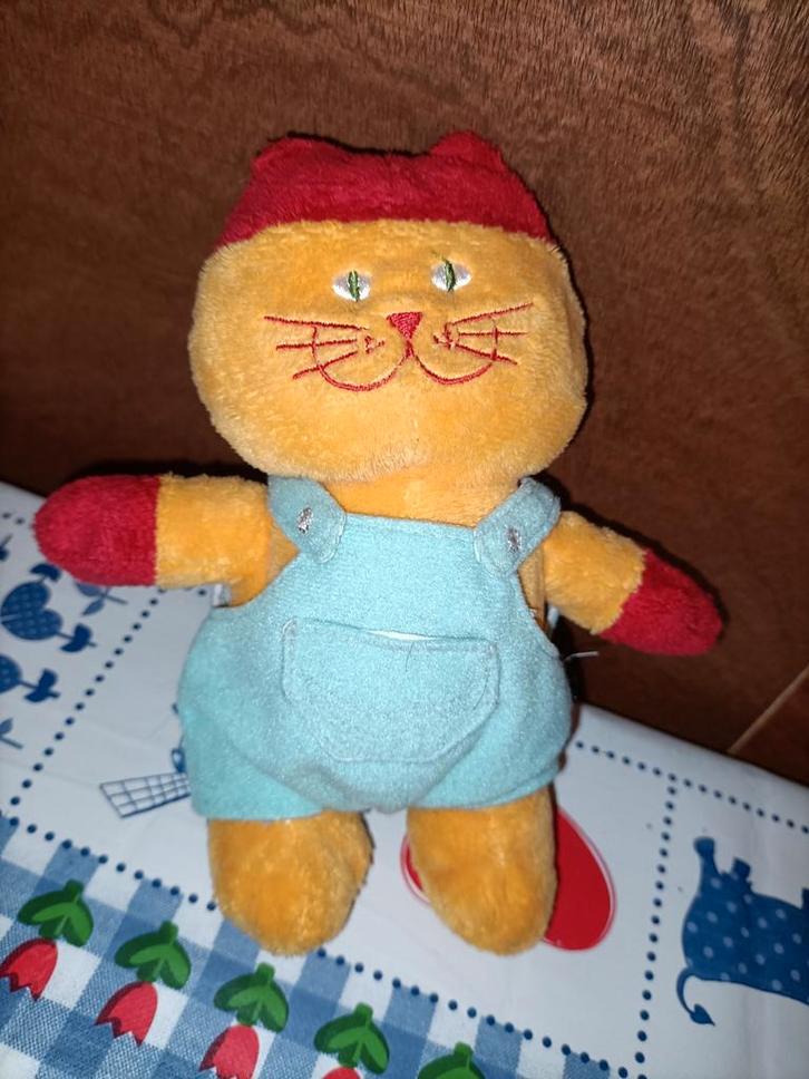 Oranje poes knuffeltje met blauwe tuinbroek en rode muts, Kinderen en Baby's, Speelgoed | Knuffels en Pluche, Ophalen of Verzenden