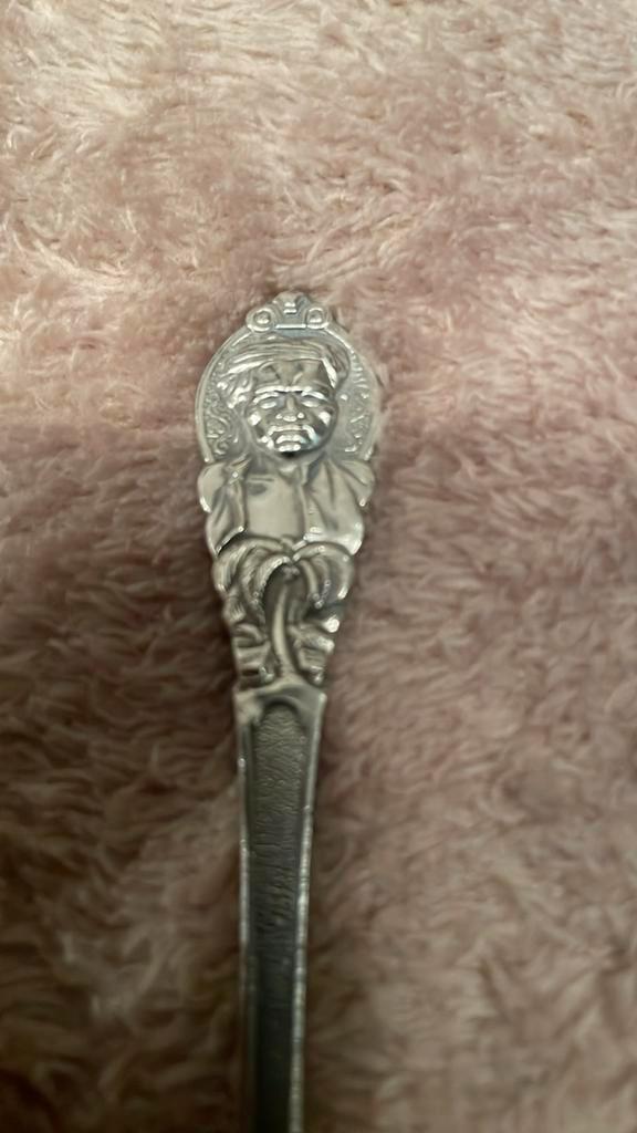 Verzilverd Thee Lepeltje “Nederland Helpt Indie 1945”  nr 5, Antiek en Kunst, Antiek | Bestek, Ophalen of Verzenden