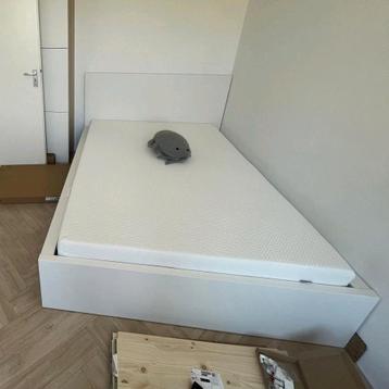 Witte ombouw bed Malm ikea,mèt erbijeen nieuwe lattenbodem. 